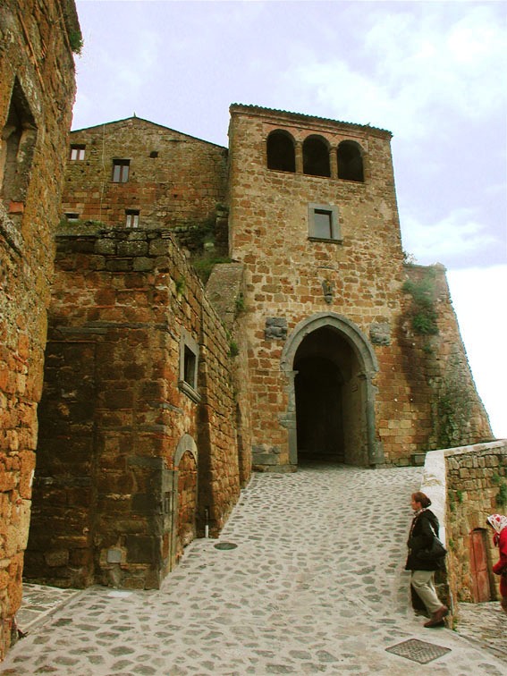Bagnoregio_Burgeingang.jpg