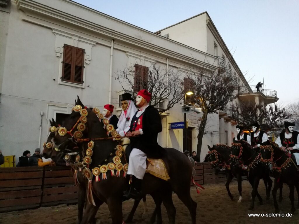 Sa Sartiglia in Oristano: Reiter mit Masken in der Altstadt Sa Sartiglia in Oristano: Reiter mit Masken in der Altstadt