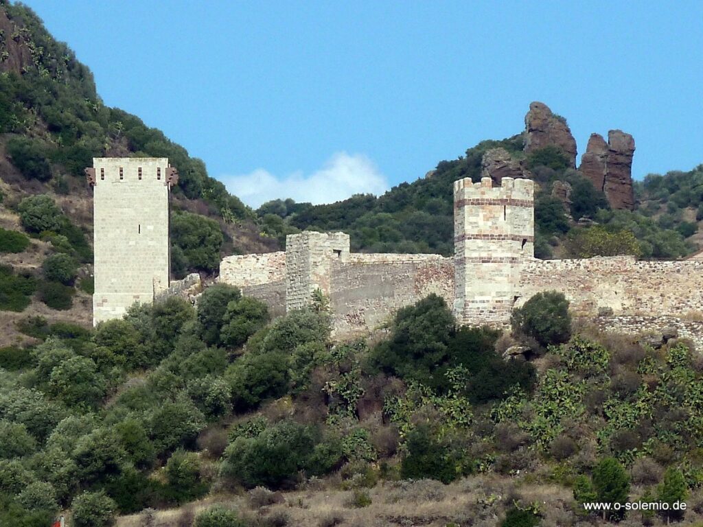 Bosa: Mauern der Burg Malaspina über grünem Hang