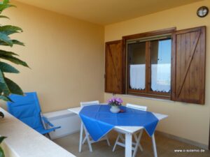 Veranda mit blau gedecktem Tisch