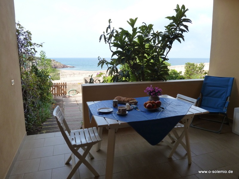 Frühstück mit Meerblick auf der Terrasse der Ferienwohnung Veranda am Meer