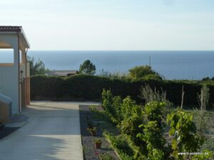 Sardinien, Prammariscu, Casa Prammariscu mit Garten, am Meer