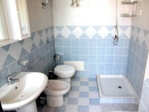 Ferienwohnung Ornella, Porto Alabe: Badezimmer mit blau-weißen Fliesen