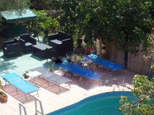 Pool und Sitzgruppe im Garten von oben