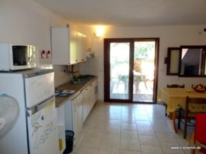 Ferienhaus Mirte, Wohnung Mora im EG, Wohnküche mit Terrasse direkt vor der Tür