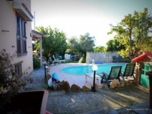 Mora liegt gleich neben dem Pool