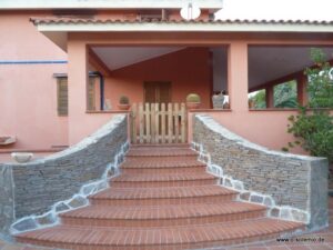 Ferienhaus mit Treppe zur überdachten Veranda