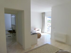 Wohnung zwei, Blick vom Bett auf Sofa und Badezimmer