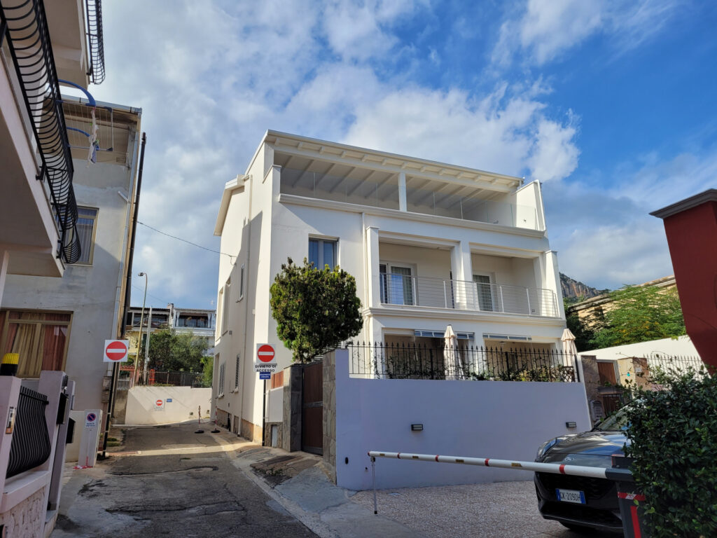 Eingang zur Wohnung Rosso durch das Tor von der Straße aus Eingang zur Wohnung Rosso durch das Tor von der Straße aus