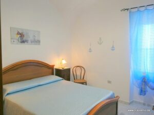 Schlafzimmer mit Doppelbett, Mückenschutz, Fensterläden und Meerblick