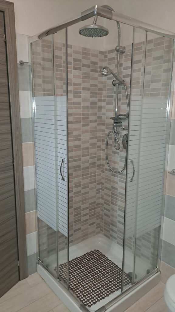 Bad mit Dusche, Mare e monti, EG, rechts Dusche im Bad von Wohnung Bianca