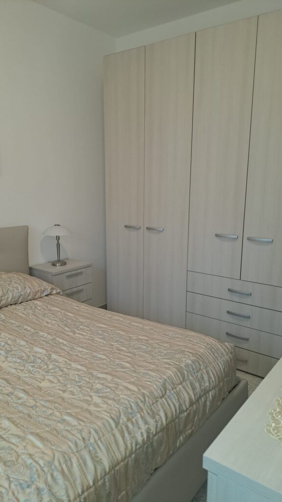 Bequemes Doppelbett, Mare e monti, EG, rechts Bequemes Doppelbett