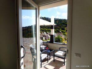 Direkt vom Schlafzimmer auf die Terrasse und zum Pool