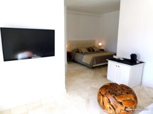 Villa Smeralda, Wohnung 2, großzügiger Wohnraum mit TV und Zugang zur Terrasse, Schlafzimmer