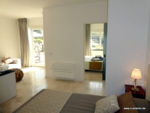 Villa Smeralda, Wohnung 2, großzügiger Wohnraum, 2 Schlafzimmer mit Doppelbett sowie Zugang zur Terrasse
