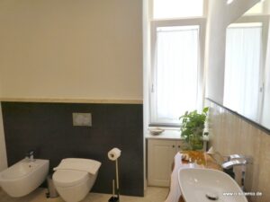 Wohnung 1, Bad mit Bidet und WC, Fenster und bodentiefer Dusche in der Villa Smeralda