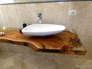 Villa Smeralda, Bad mit vielen liebevollen Details. Waschtisch in Handarbeit gefertigt