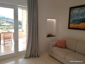Villa Smeralda, Sofa im Schlafzimmer. Tür zur Terrasse