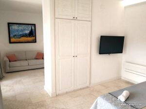 Villa Smeralda, Wohnung 1, Schlafzimmer zwei mit Sofa und Smart TV