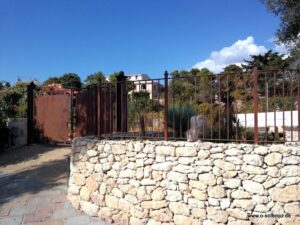 Eingangstor der Villa Smeralda