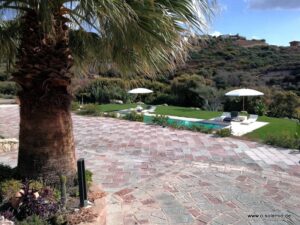 Villa Smeralda: Gartenweg unter einer Palme zum Pool