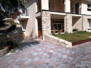 Villa Smeralda: Hauseingang mit Natursteinsäulen
