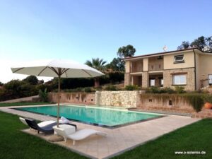 Villa Smeralda: Pool mit Sonnenschirm und Liege