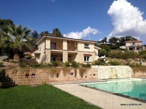 Villa Smeralda: Villa mit Pool und Rasen