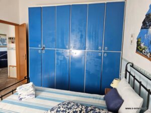 Carezza di Sole: Schlafzimmer mit blauem Einbauschrank