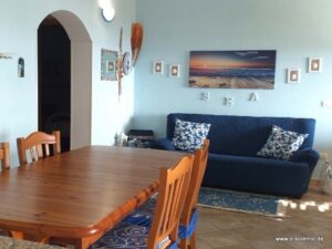 Carezza di Sole: Wohnraum mit Esstisch und Sofa