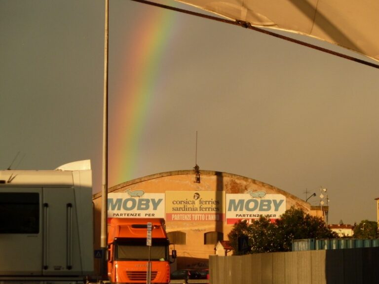 Fähre nach Sardinien: Regenbogen über dem Moby-Terminal
