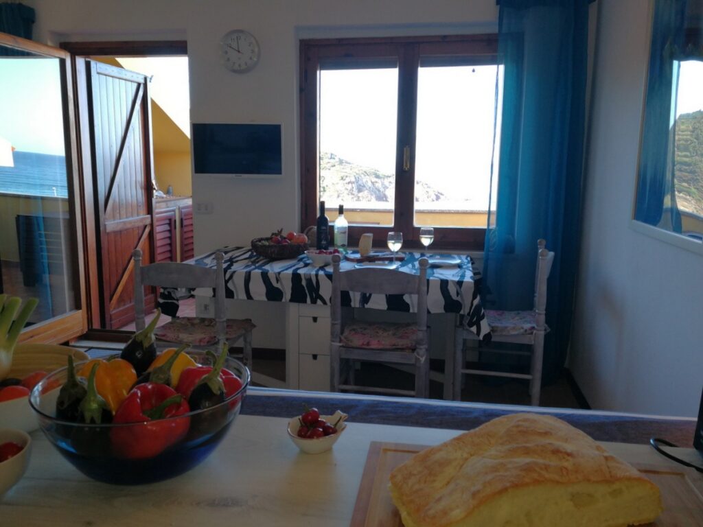 Blick von der Küche zum Balkon von Aquamare Blick von der Küche zum Balkon von Aquamare