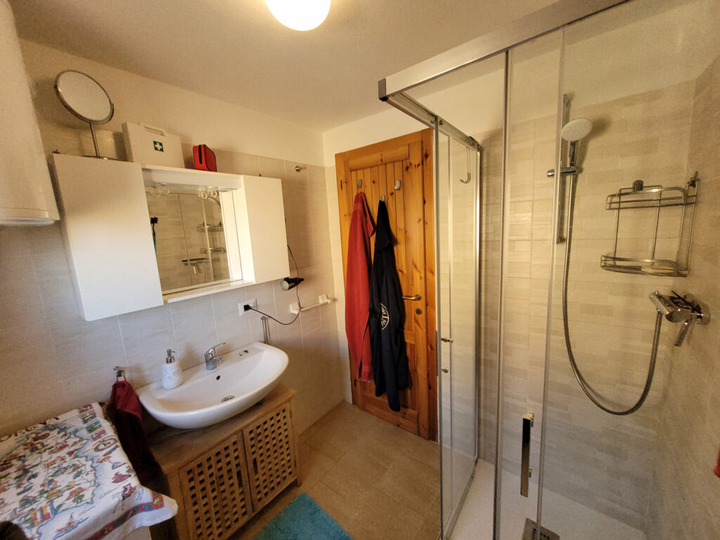 Großzügige neue Glasdusche in Aquamare Großzügige neue Glasdusche in Aquamare