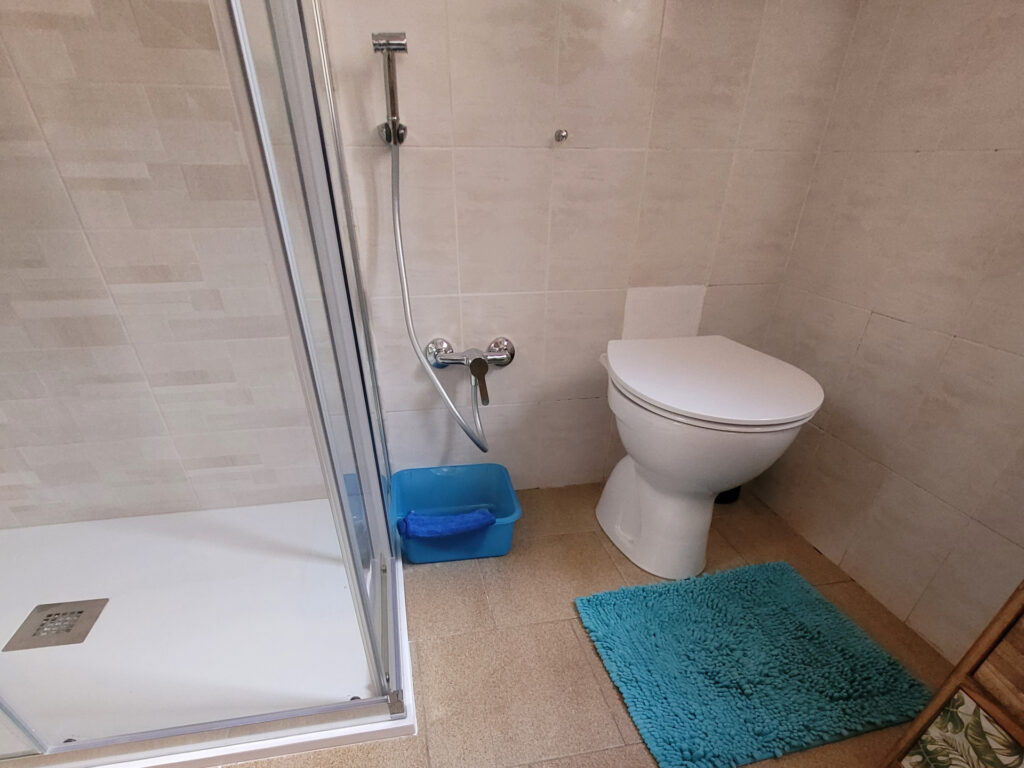 Statt Bidet nun ein Duschkopf am WC Statt Bidet nun ein Duschkopf am WC