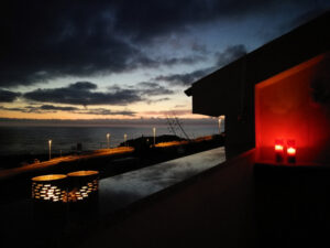 Balkon im Sonnenuntergang - Aquamare