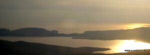 Abendstimmung über einer Bucht mit Landzungen