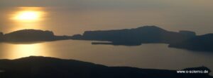 Sonne über einer Bucht im Abendlicht