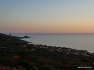 Abenddämmerung über dem Meer mit Küstenturm