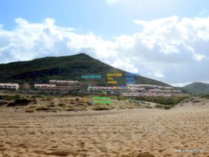 Strand Marina di Porto Alabe mit Hügel im Hintergrund
