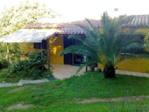 Pferdehof bei San Teodoro: Haus mit Palme und Rasen
