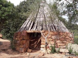 Traditionelle sardische Hirtenhütte aus Stein und Holz