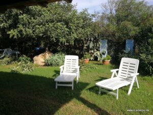 Garten mit Sitzgelegenheit und Hängematte