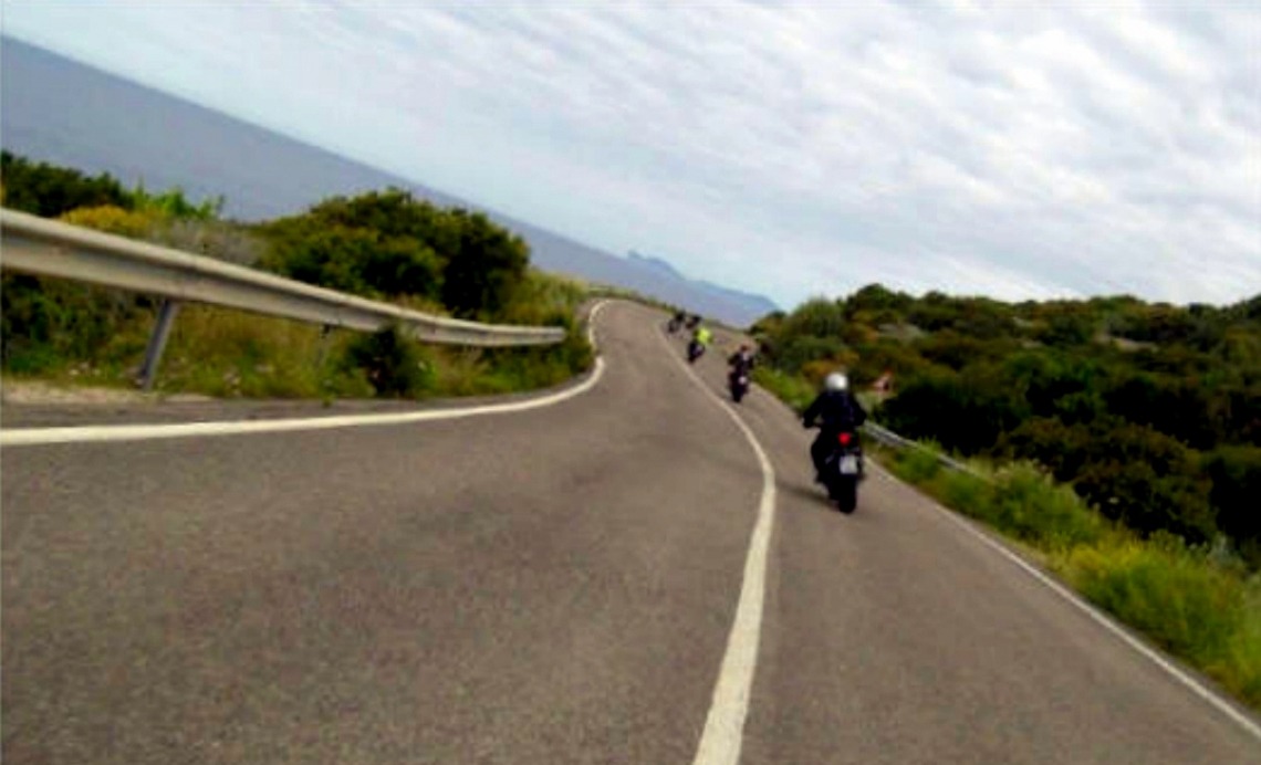 Motorradfahrer im Mai auf Sardinien