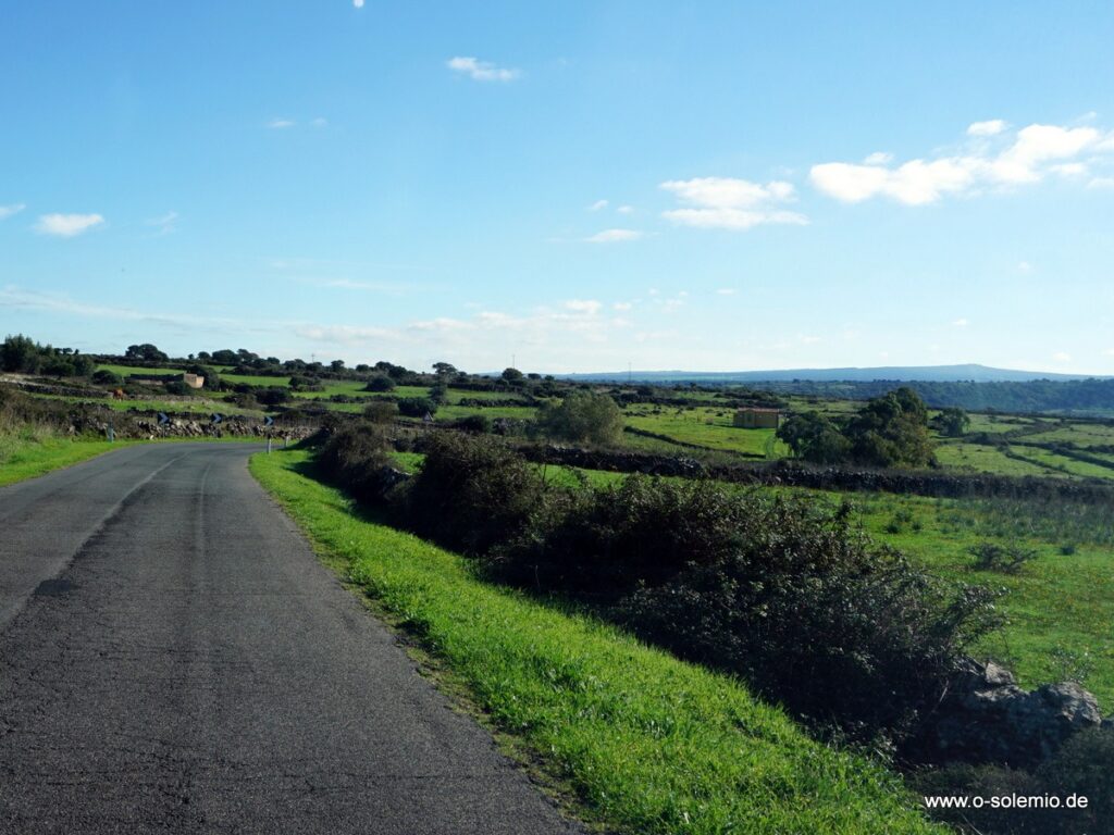 Durch grüne Landschaft zur Quelle von Flussio Durch grüne Landschaft zur Quelle von Flussio