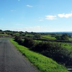 Durch grüne Landschaft zur Quelle von Flussio