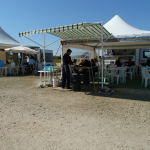 Essenstände mit Seeigeln am Strand von Poetto, Cagliari