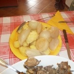 Kartoffeln, Zwiebeln und gekochtes Lamm beim Cena Sarda