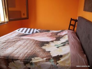 Schlafzimmer eins, mit Blick auf den Weinberg