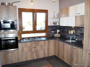 Küche in der Ferienwohnung Sole, mit Blick auf den Hof und Weinberg