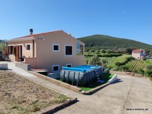 Pool mit Blick auf den Weinberg